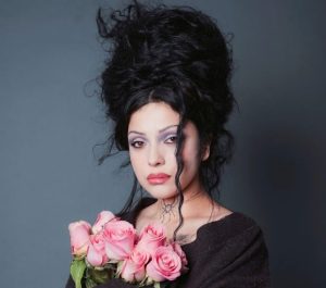 Mon Laferte celebrates his 40 years with trip-hop and salsa