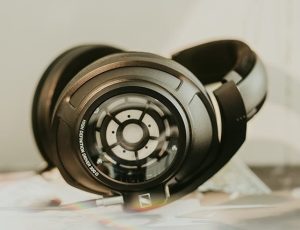 Sennheiser presents its new high-end HD820 headphones.
