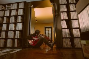 Gorka Urbizu (Berri Txarrak) se estrena en solitario con el disco “Hasiera bat”