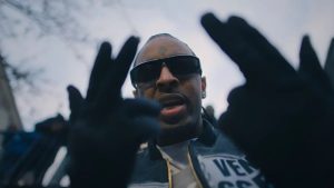 21 Savage contrasts with Elza Laranjeira in the hit 'redrum'