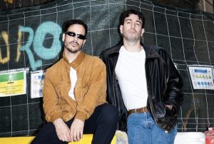 Alizzz se alía con Conociendo Rusia en “En tu casa o en la mía”