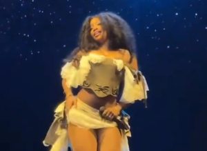 SZA saves Primavera after the rain… but without being photographed