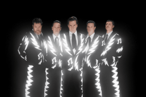 The Hives versionan el hit atemporal “Hooked On A Feeling”