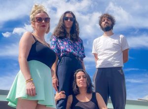 Eterna Joventut announces a break singing a 'Romantic Melody'