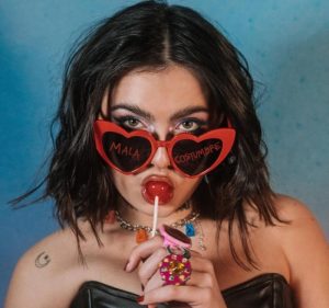 Chiara Oliver falls from number 1 out of the top 100 of Discos España