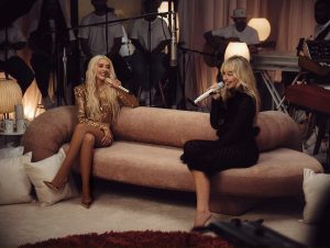 Christina Aguilera and Sabrina Carpenter sing 'What a Girl Wants'