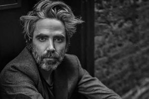 Patrick Watson canta sobre perder la voz en “Silencio”