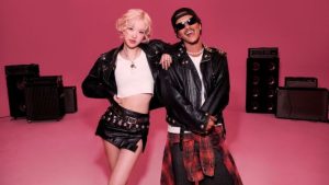 Rosé and Bruno Mars play the fool in the bubblegum punk of 'APT'