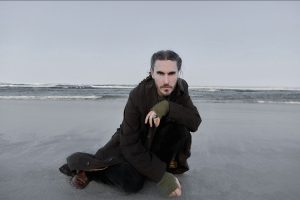 Carlos Ares vuelve a sumergirse en sus raíces en “Autóctono”