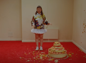 Lola Young seeks personal balance in her first hit, 'Messy'