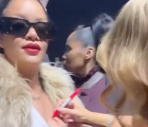 Mariah Carey signs a boob for Rihanna