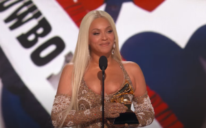 Beyoncé wins his first Grammy to album of the year; Taylor doesn't wear anything