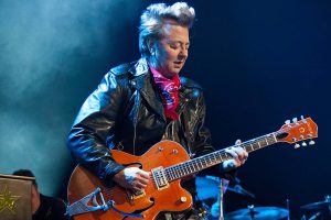 Brian Setzer (Stray Cats) no podrá seguir tocando la guitarra