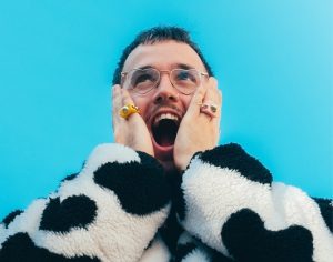 Dardo to Serrat in the new Lildami anthem