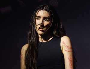 Judeline raises her show pulling Lore and Performance