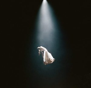 Ariana Grande healthy in the eighties 'Twilight Zone'