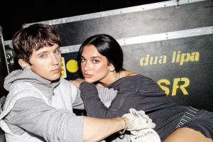 Dua Lipa relanza “Physical” junto a Troye Sivan