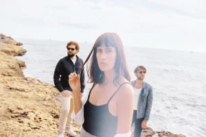 El trío Elena García comparte “Asfixia”, adelanto de su primer álbum