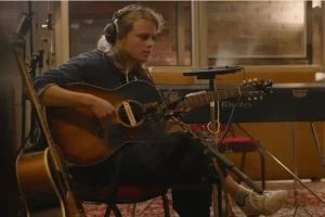 Marika Hackman relanza “Skin”, con Laura Marling como voz invitada