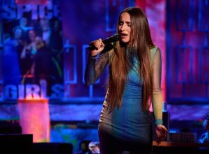 Zahara carries his beautiful song about his people to 'La Revuelta'