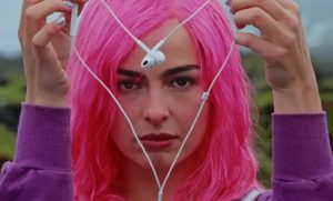 Addison Rae Borda the pop of 90 in 'Headphones on'