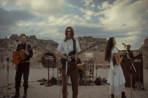Carlos Ares canta sobre el paso del tiempo en “Páramo”