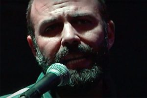 Pequeño mal apuestan por la urgencia en “Golden Retriever”