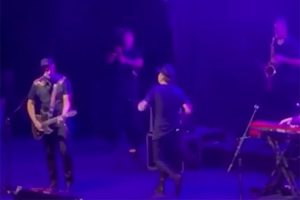 Andrés Calamaro abandona el escenario entre abucheos al defender la tauromaquia