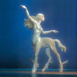 Belén Aguilera surrenders art in the 'Labyrinto' cathedral