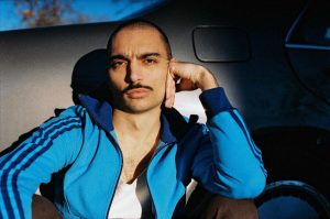 Joseluis, "smoking wait", between women and planets