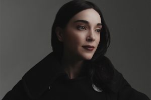 St. Vincent ficha a Mon Laferte para “Tiempos Violentos”