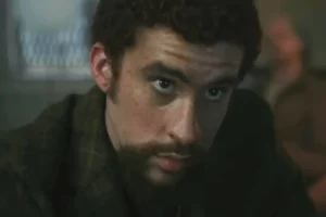 Ya puedes ver a Bad Bunny en “Caught Stealing” de Darren Aronofsky