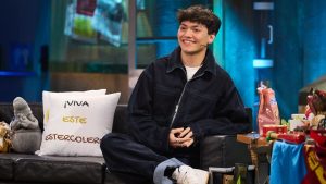 JJ conquers the revolt and sends a greeting to Melody