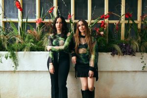 Zahara and Sariñana dance in the rain in "CDMX"