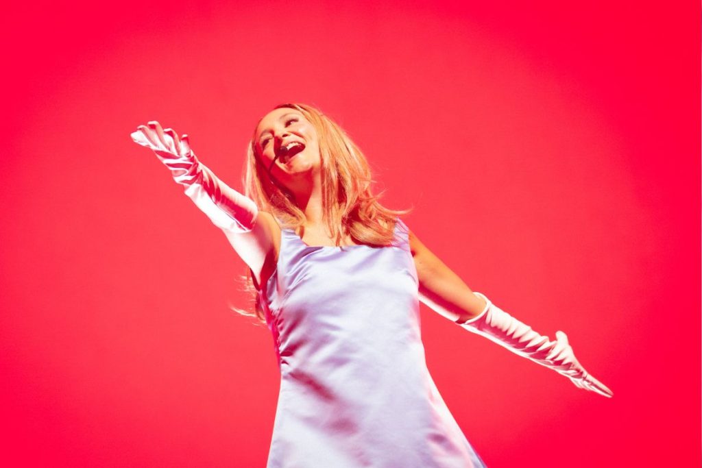 JESUCRISTA Superstar gives the battle to Rigoberta Bandini in a quasimusical