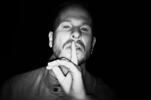 Alizzz carga contra la hipocresía social en "Callaíto"