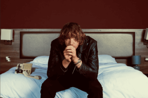 Daniel Avery lanza “Greasy off the Racing Line” con Alison Mosshart