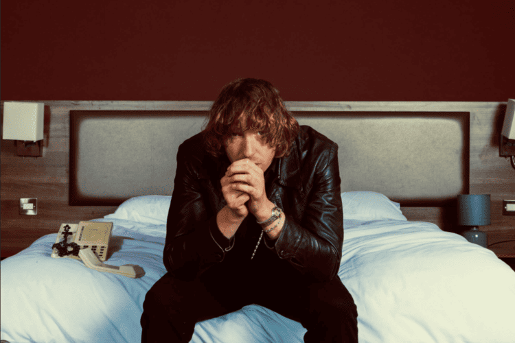 Daniel Avery lanza “Greasy off the Racing Line” con Alison Mosshart