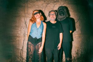 ELYELLA colaboran con Iván Ferreiro en “Cuando cerrar”