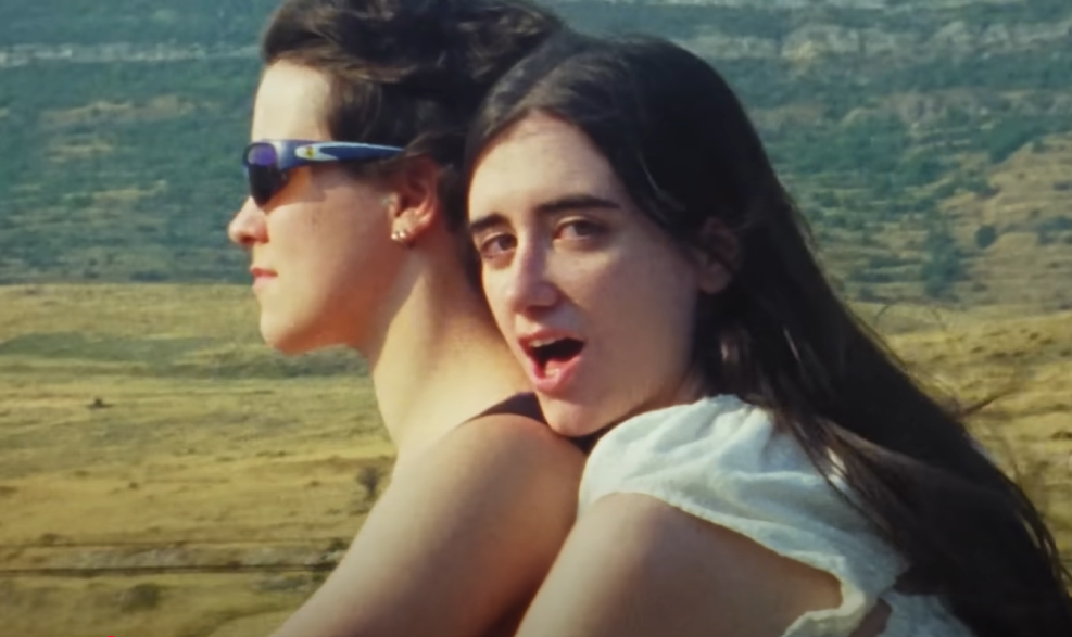 Laaza sings a jota to the beauty of the town, despite being 'city'