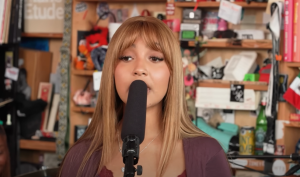 PinkPantheress, for the first time without autotune in his tiny desk