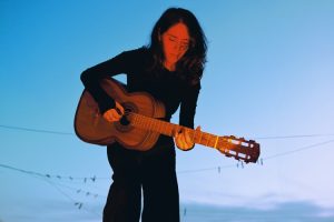 “Entre mi sangre y el llanto”, nuevo single de Amaia Miranda