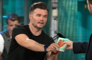 Gabriel Rufián gives away Catalan pop CDs at La Revuelta