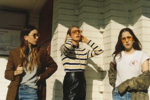 Haim invitan a Bon Iver a acompañarlas en “Tie you down”