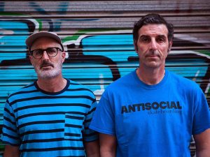 Bisagra te sumergen en el mar de melancolía de "Ojos tristes"