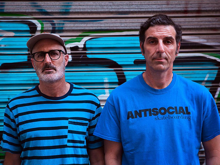 Bisagra te sumergen en el mar de melancolía de "Ojos tristes"