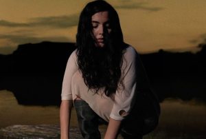 Julia Colom flirt with the K-Pop in 'Necessit'