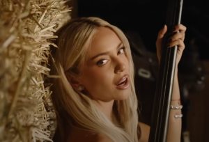 'Lárgate' is one of Ana Mena's best songs