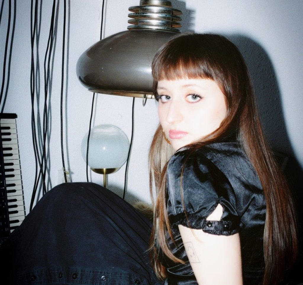 julia amor “look for some arms” in a great synth-pop album