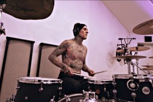 Travis Barker (Blink 182) lanza un pildorazo punk de treinta segundos
